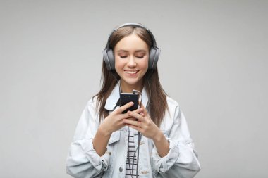 Güzel genç kadın müzik kulaklık ile smartphone 