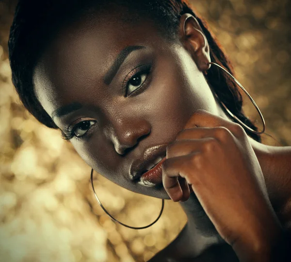 Oszałamiający portret czarnej Afroamerykanki na złotym tle — Zdjęcie stockowe