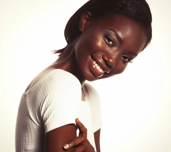 Életmód és az emberek koncepció: portré egy gyönyörű fiatal afrikai nő mosolygós. — Stock Fotó