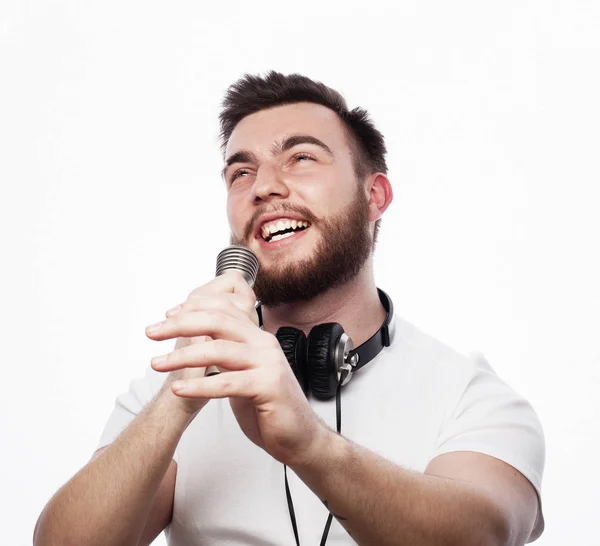 Jeune homme barbu en chemise blanche chantant au microphone — Photo