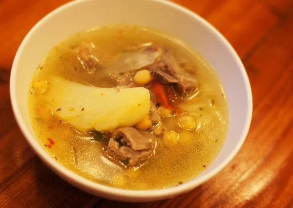 Russische Suppe in einem weißen Teller — Stockfoto