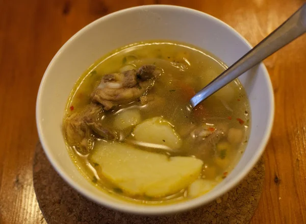 Russische Suppe in einem weißen Teller — Stockfoto