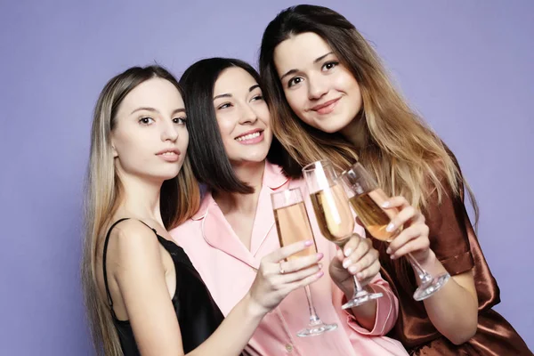 Pijama Partisi konipt - güzel kızlar pijama giymiş şampanya içmek ve eğlenin — Stok fotoğraf