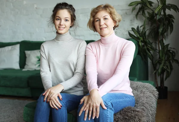 Estilo de vida, familia y gente concepto: feliz joven mujer y su madre en casa, familia feliz — Foto de Stock