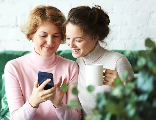 Stile di vita, tecnologia e concetto di persone: madre matura e sua figlia fanno un selfie usando lo smartphone — Foto Stock