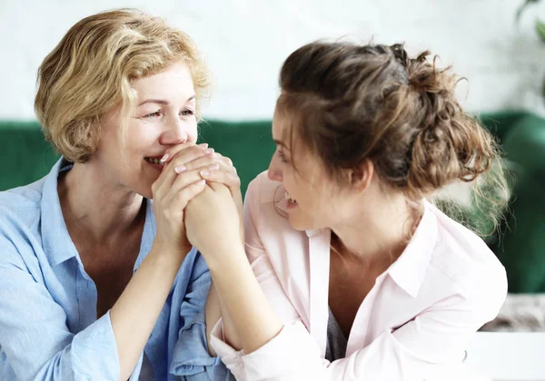 Stile di vita, famiglia e persone concetto: Felice giovane donna e sua madre a casa, famiglia felice — Foto Stock