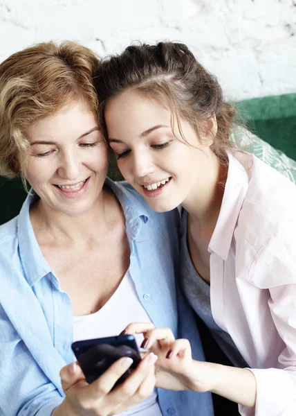 Lifestyle, τεχνολογία και άνθρωποι έννοια: ώριμη μητέρα και την κόρη της κάνοντας μια selfie χρησιμοποιώντας το έξυπνο τηλέφωνο — Φωτογραφία Αρχείου