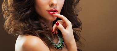 moda, güzellik ve insan kavramı: Kıvırcık saç modeli ile güzel model kadın, parlak makyaj ve takı portre kadar yakın.