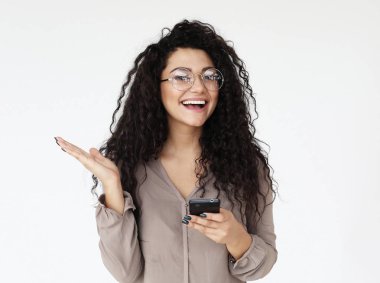 yaşam tarzı, teknoloji ve insan kavramı - Güzel afro amerikan kadın cep telefonu kullanarak, yakın