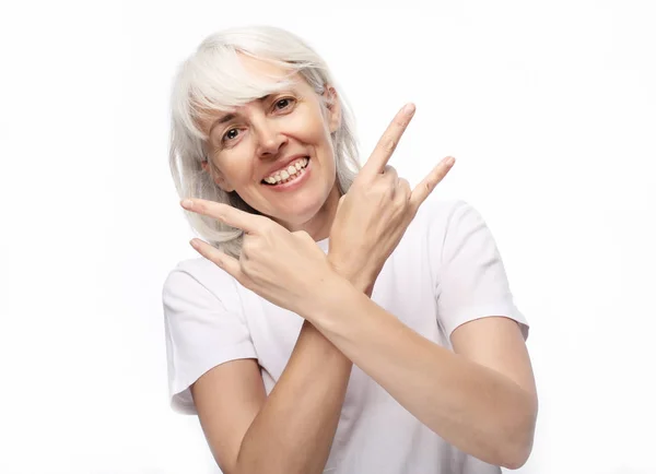 Stile di vita, emozione e concetto di persone: la donna anziana indossa casual facendo azione funky isolato su sfondo bianco — Foto Stock