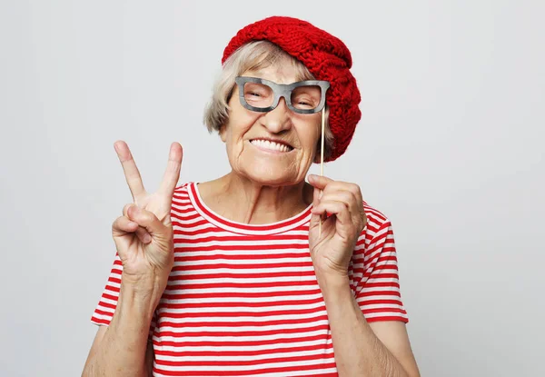 Style de vie, émotion et concept de personnes : grand-mère drôle avec de fausses lunettes, rires et prêt pour la fête — Photo