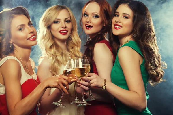 Životní styl, párty a koncept lidí - Skupina děvčat na párty cinkajících flétny se šumivým vínem — Stock fotografie