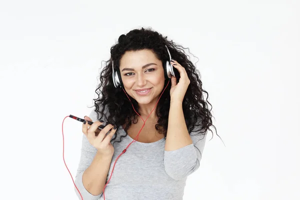 Stile di vita, tecnologia e concetto di persone: Bella giovane donna che ascolta musica in cuffia — Foto Stock