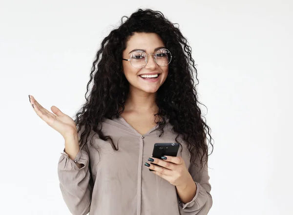 Livsstil, teknik och människor Concept-vacker afro amerikansk kvinna med mobiltelefon, närbild — Stockfoto