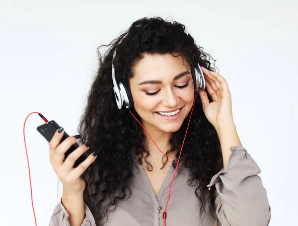 Stile di vita, tecnologia e concetto di persone: Bella giovane donna che ascolta musica in cuffia — Foto Stock