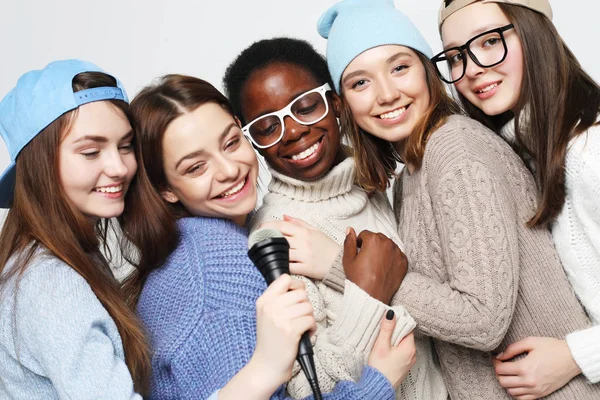 Różnorodne wielonarodowe dziewczyny grupa, nastoletni przyjaciele firmy wesoły zabawy z mikrofonem — Zdjęcie stockowe