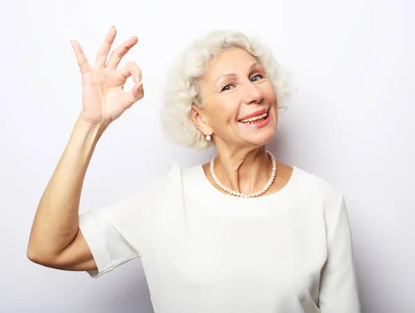 Estilo de vida, emoción y concepto de la gente: anciana feliz mujer dando un pulgar hacia arriba y mirando a la cámara — Foto de Stock