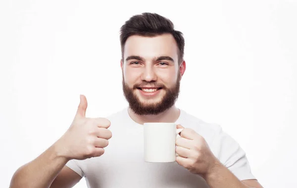 Buenos días, hombre sosteniendo una taza de té. Concepto matutino . — Foto de Stock