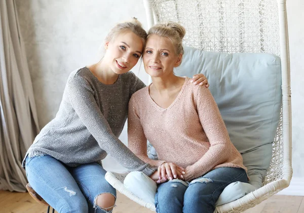 Lifestyle, family and people concept: Happy young woman and her mother at home — Stock Photo, Image