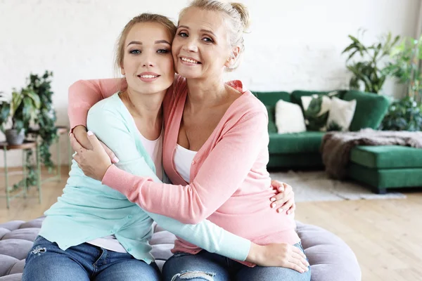 Estilo de vida, familia y gente concepto: Feliz joven mujer y su madre en casa —  Fotos de Stock