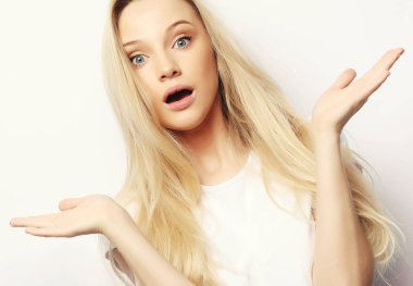 Belirsizlik ile şaşırttı dehşete kadın jestleri, kameraya bakıyor