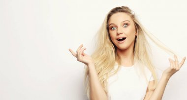 Belirsizlik ile şaşırttı dehşete kadın jestleri, kameraya bakıyor