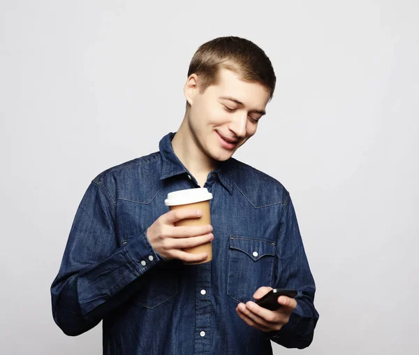 Retrato del hombre feliz hablando por teléfono y tomando café — Foto de Stock