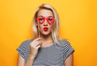  oynak genç kadın sarı arka plan üzerinde parti için hazır