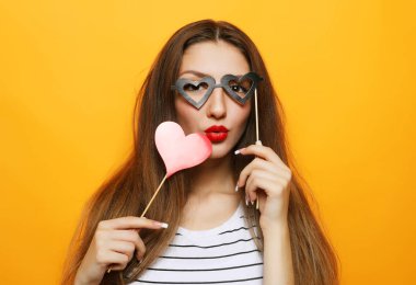  oynak genç kadın sarı arka plan üzerinde parti için hazır