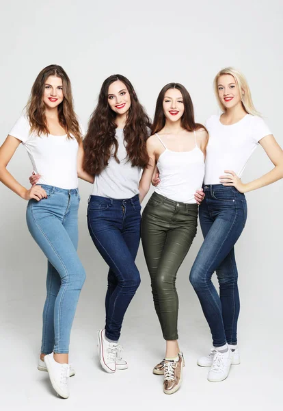 Stile di vita e concetto di persone - gruppo di quattro ragazze amiche oltre — Foto Stock