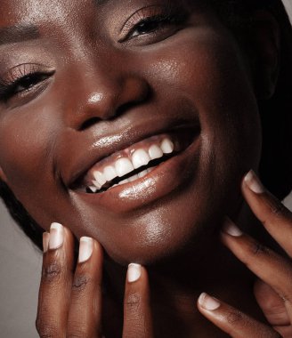 Yaşam tarzı ve insan konsepti: Kendine güvenen Afro-Amerikan kadının gülüşünün yakın portresi