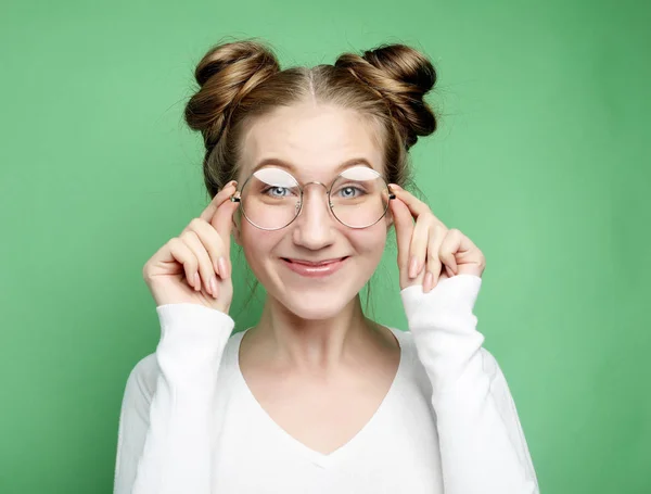 Studioaufnahme einer gut aussehenden Frau, trägt große runde Brille. — Stockfoto