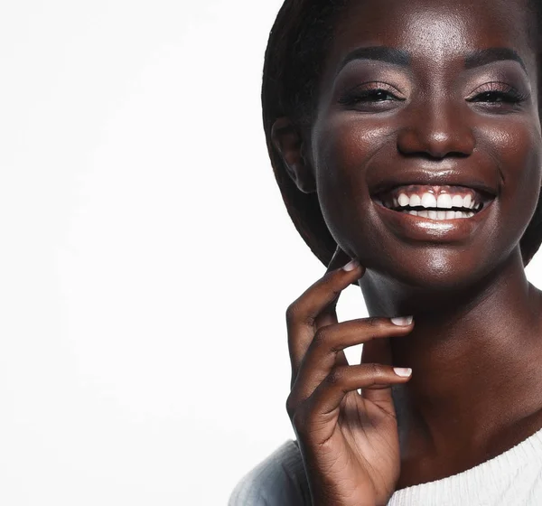 Estilo de vida y el concepto de la gente: Primer plano retrato de la mujer afroamericana confiada riendo sobre fondo whte —  Fotos de Stock