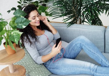 yaşam tarzı, duygu ve insan kavramı-güzel Afrikalı Amerikalı kadınlar evde müzik dinlemek