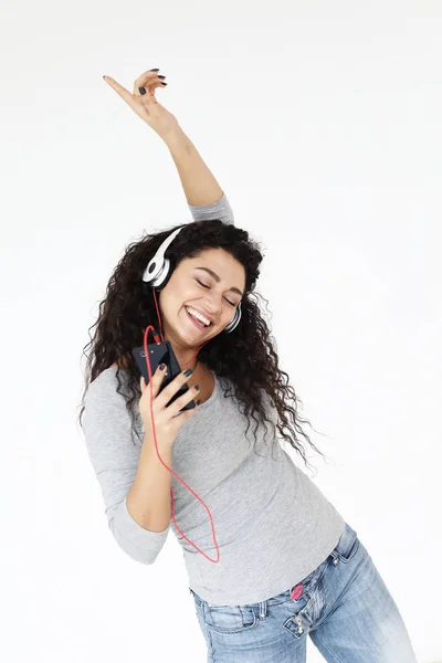 Stile di vita, tecnologia e concetto di persone: Bella giovane donna che ascolta musica in cuffia — Foto Stock