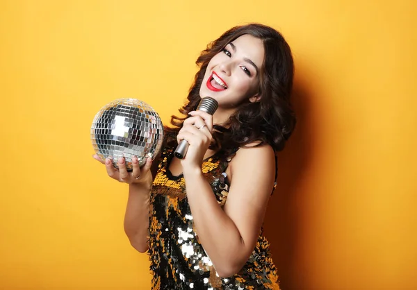 Lifestyle, party e people concept - donna in abito da sera con microfono e disco ball — Foto Stock