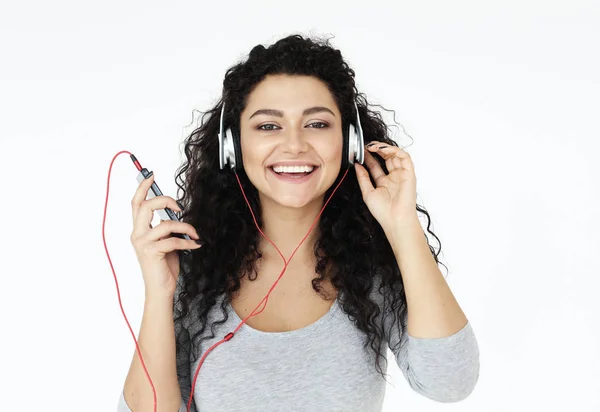 Estilo de vida, la tecnología y el concepto de la gente: Hermosa mujer joven escuchando música en los auriculares —  Fotos de Stock