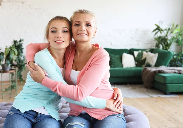 Lifestyle, family and people concept: Happy young woman and her mother at home, happy family — Stock Photo, Image