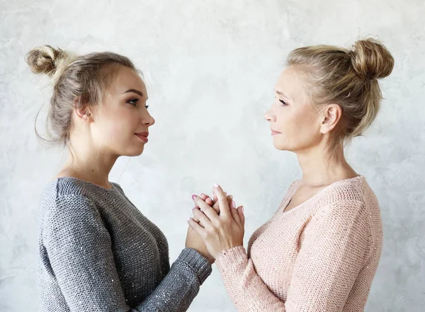 Estilo de vida, familia y gente concepto: feliz joven mujer y su madre en casa, familia feliz —  Fotos de Stock