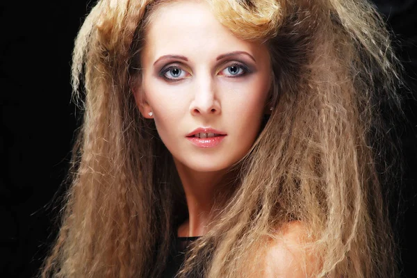 Modelo de mujer con maquillaje brillante. Peinado perfecto — Foto de Stock