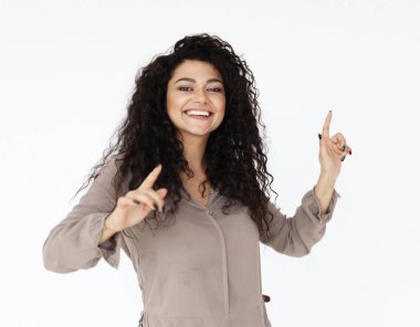 yaşam tarzı, duygu ve insan kavramı - beyaz arka plan üzerinde rahat giyen genç gülümseyen Afrikalı kadın