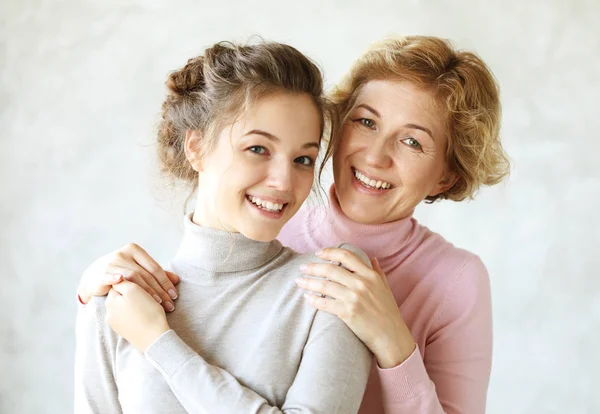 Estilo de vida, familia y gente concepto: feliz joven mujer y su madre en casa, familia feliz —  Fotos de Stock