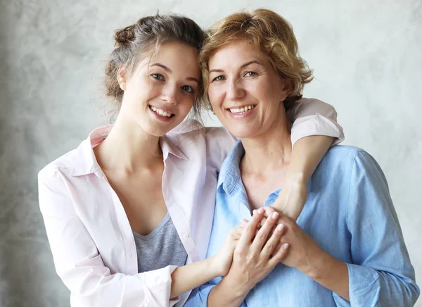 Lifestyle, family and people concept: Happy young woman and her mother at home, happy family — Stock Photo, Image