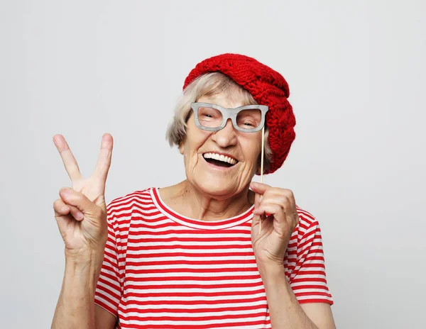 Style de vie, émotion et concept de personnes : grand-mère drôle avec de fausses lunettes, rires et prêt pour la fête — Photo