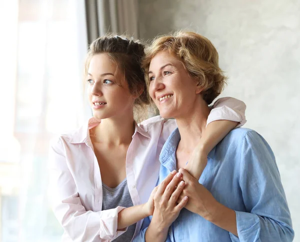 Lifestyle, family and people concept: Happy young woman and her mother at home, happy family — Stock Photo, Image