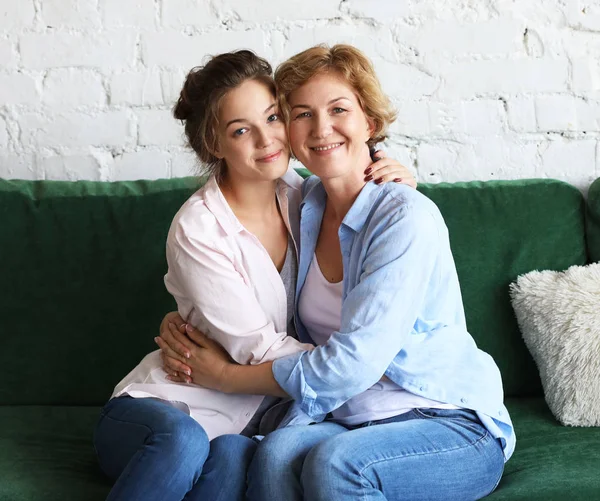 Estilo de vida, familia y gente concepto: feliz joven mujer y su madre en casa, familia feliz — Foto de Stock