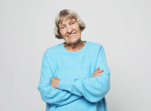 Livsstil och människor Concept: Happy mormor bär blå tröja leende — Stockfoto