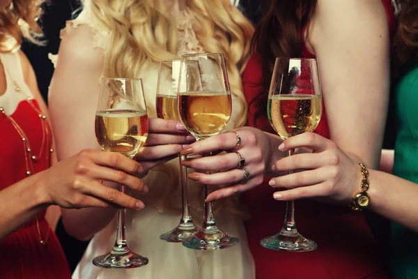 Lifestyle, party and people concept - Group of partying girls clinking flutes with sparkling wine — Stock Photo, Image