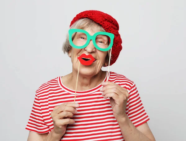 Styl życia, ludzie i koncepcja imprezy: zabawna babcia w czerwonych ubraniach gotowa na imprezę — Zdjęcie stockowe