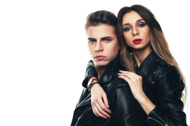 beyaz bir arka plan, tutku ve hassasiyet, şık bir kavram üzerinde poz ve sarılma güzel genç çift